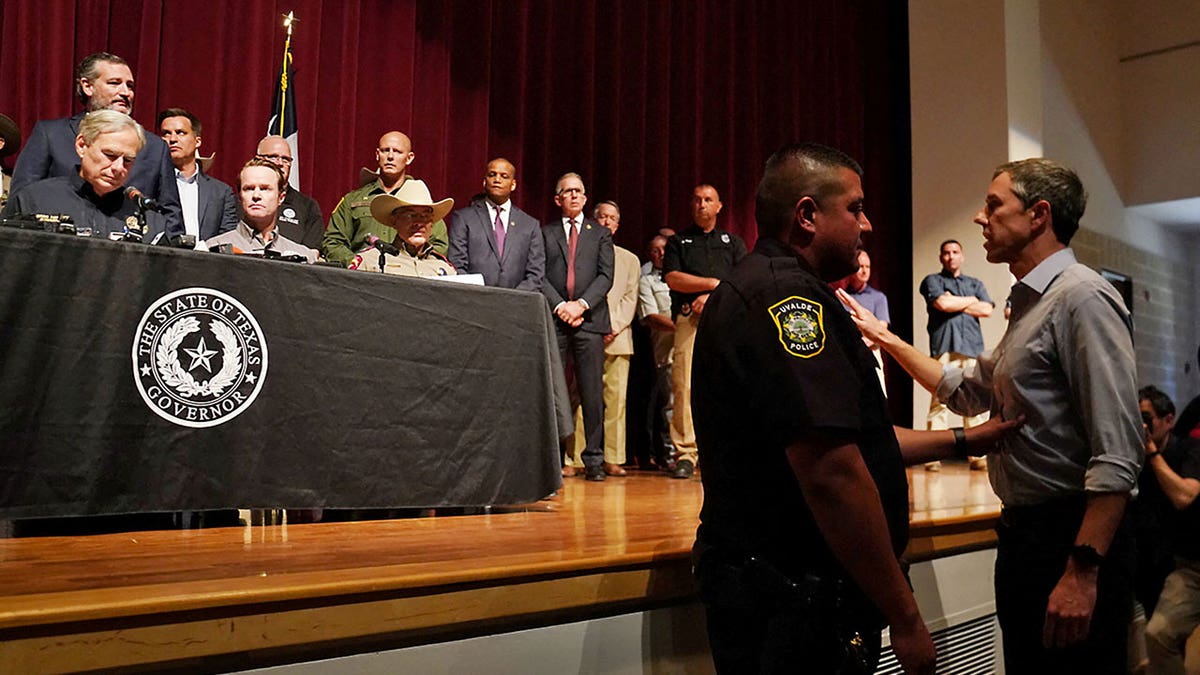 Beto O'Rourke confronts Greg Abbott