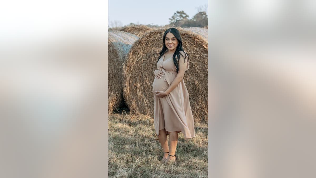 Claudia Valladares maternity shoot photo in field