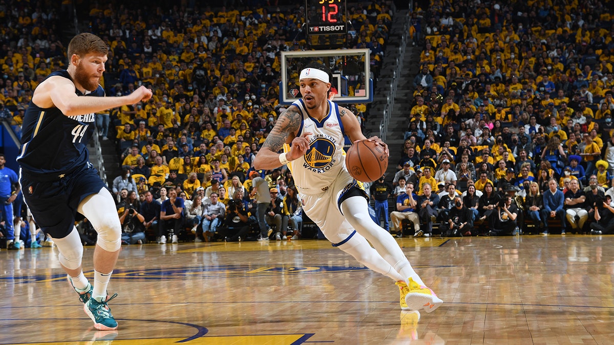 Warriors' Damion Lee drives