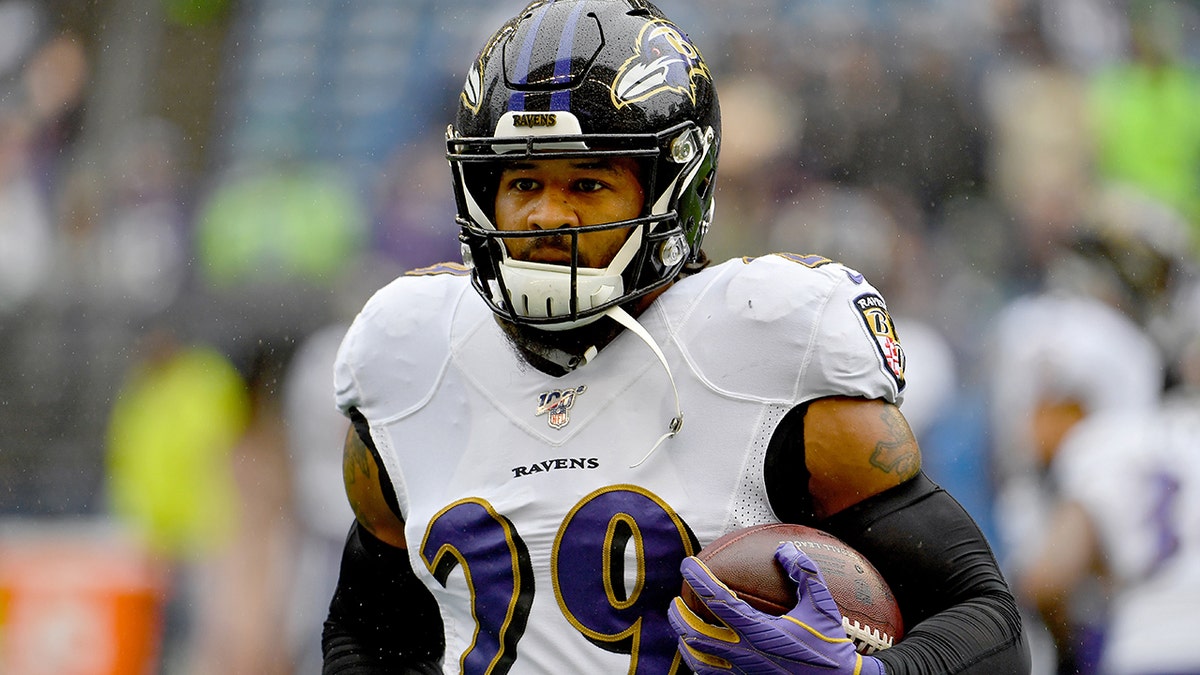 Earl Thomas warms up before NFL game