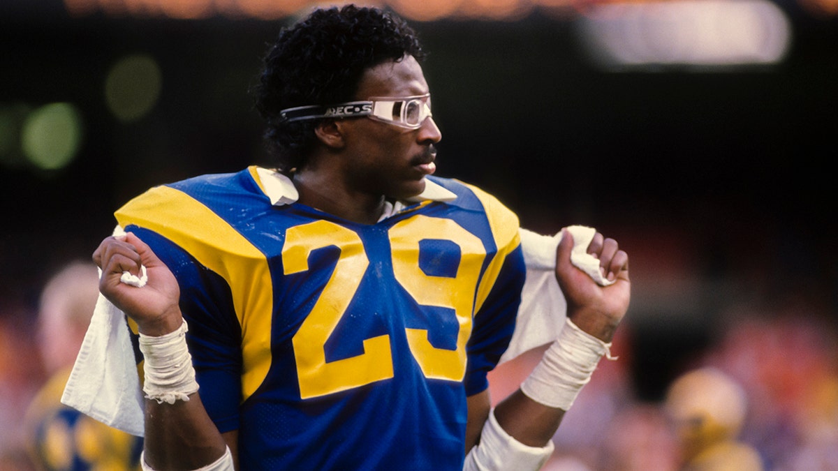 File - Eric Dickeerson #29 from Los Angeles Rams is waiting for the margin during a national football match against Houston Oils that played on December 17, 1984, at Anna Stadium in Nahaim, California.