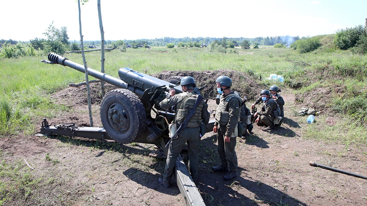 Ukraine military howitzers