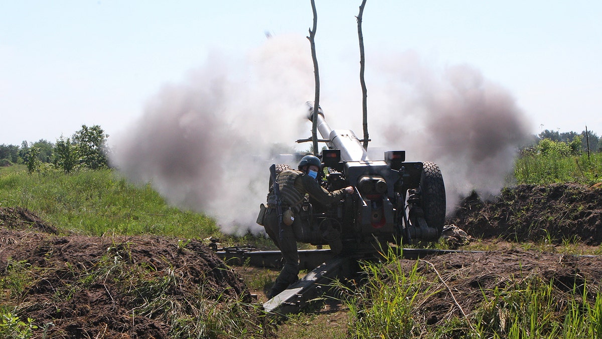 Ukraine military howitzers
