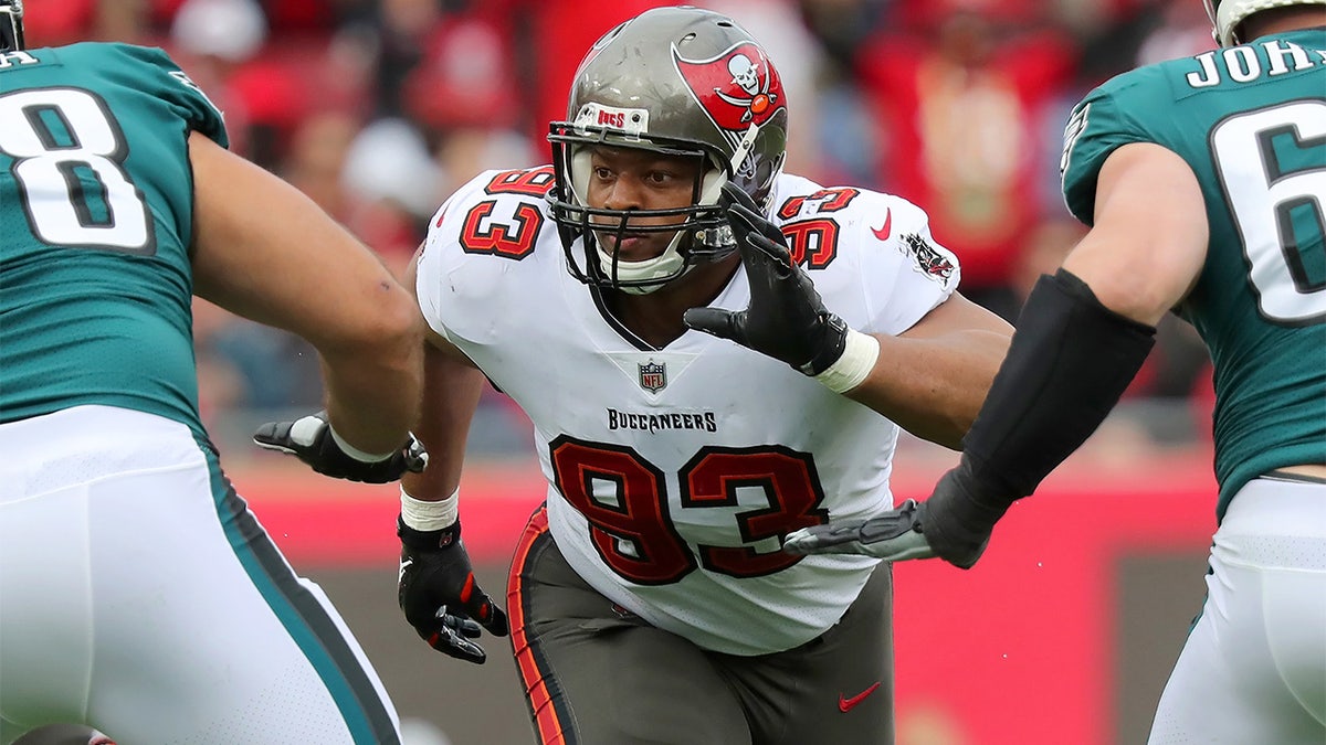 Tampa Bay Buccaneers sign Akiem Hicks Chicago Bears 