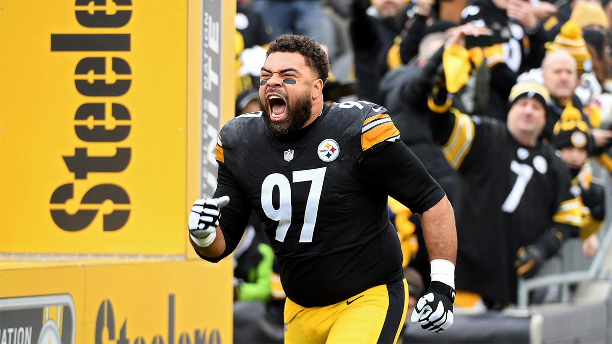 Cameron Heyward corre hacia el campo