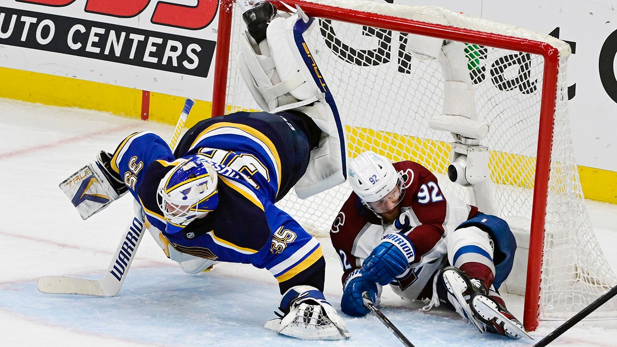 Gabriel Landeskog Ville Husso collide