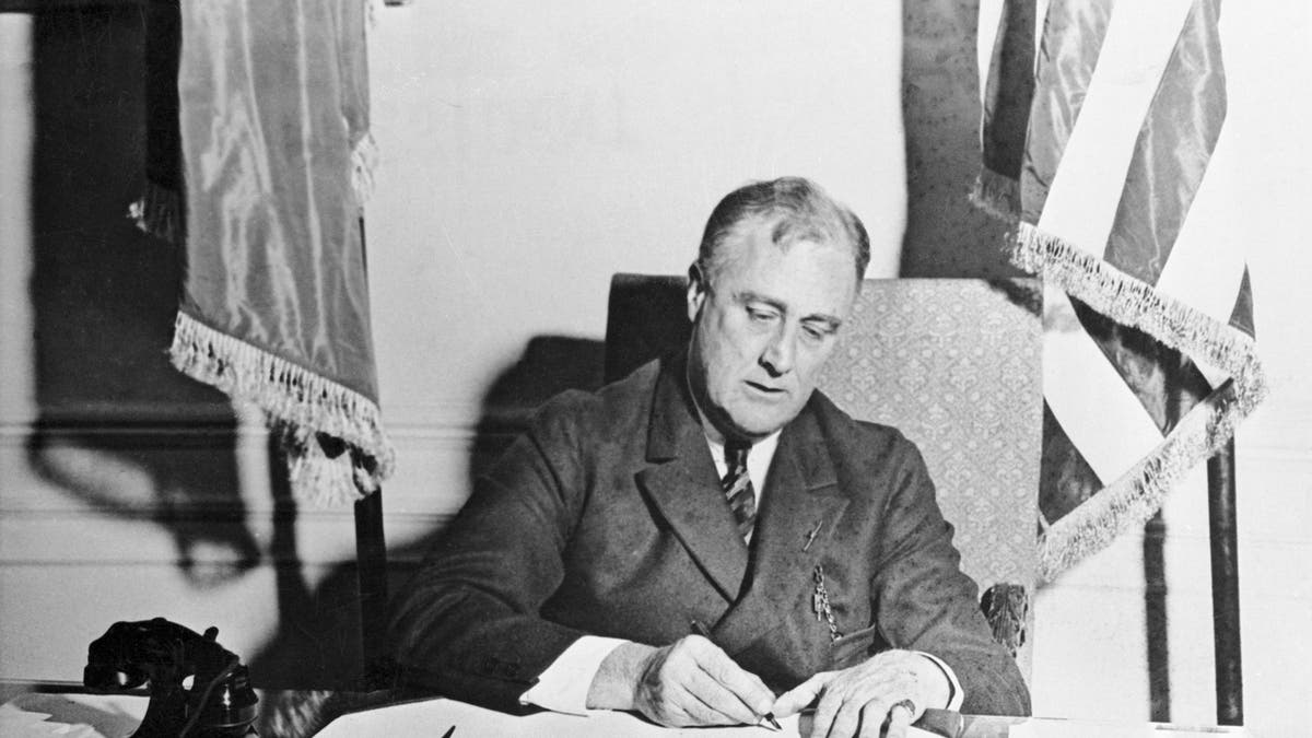THE NEW DEAL LEGISLATION WAS ENACTED AT HIGH SPEED.  AS SOON AS THE SPECIAL SESSION OF CONGRESS PASSED A LAW (IN SEVEN AND A HALF HOURS), ROOSEVELT SIGNED IT.  THE PRESIDENT AND A HARMONIOUS CONGRESS ACTED HAND IN HAND