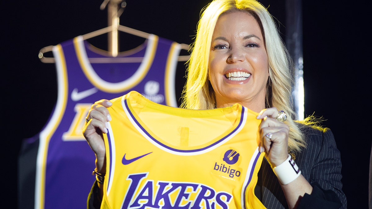  Jeanie Buss Lakers