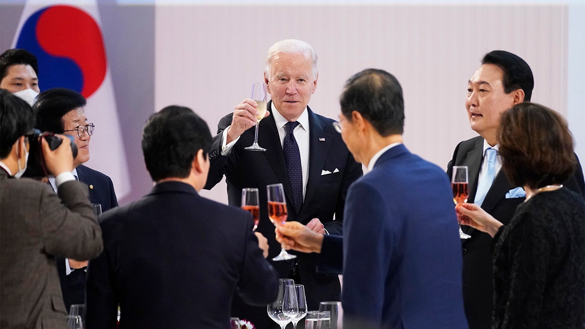 President Biden toasts with South Korean President Yoon Suk Yeol