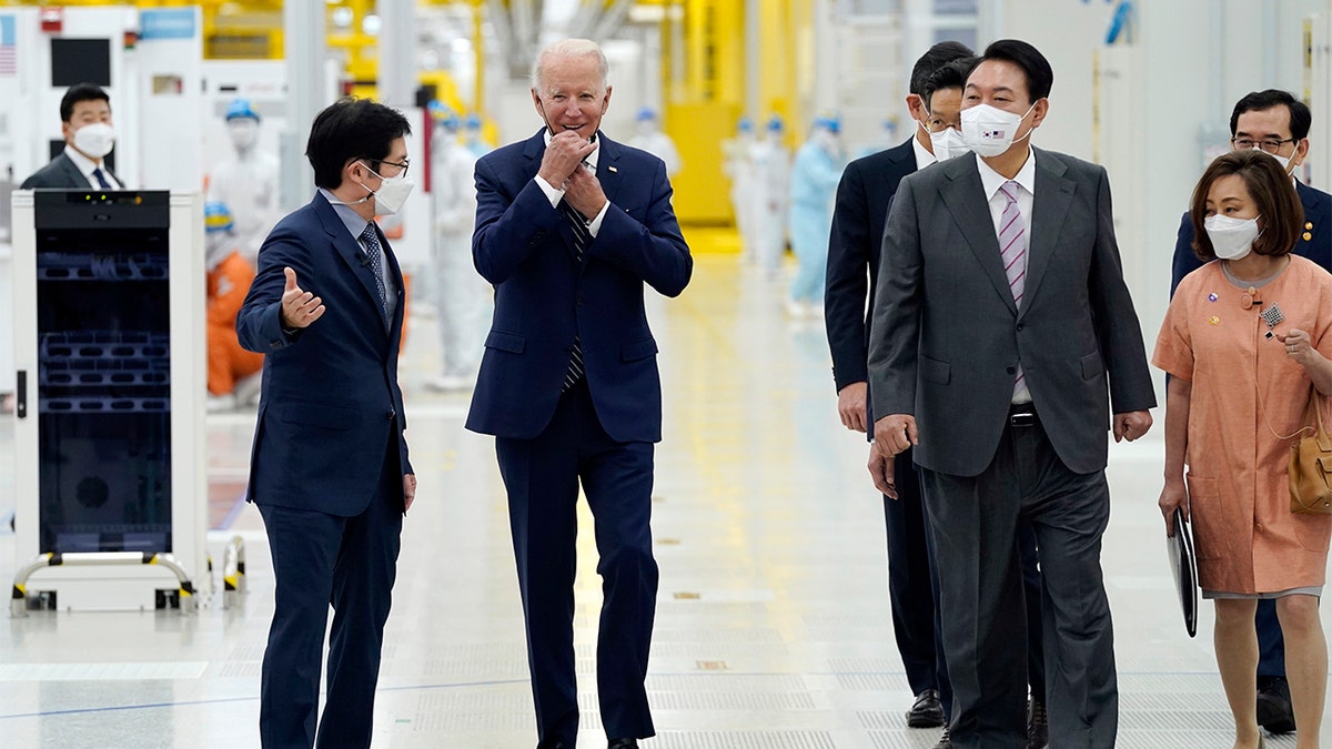 President Biden and South Korean President Yoon Suk Yeol visit a Samsung campus