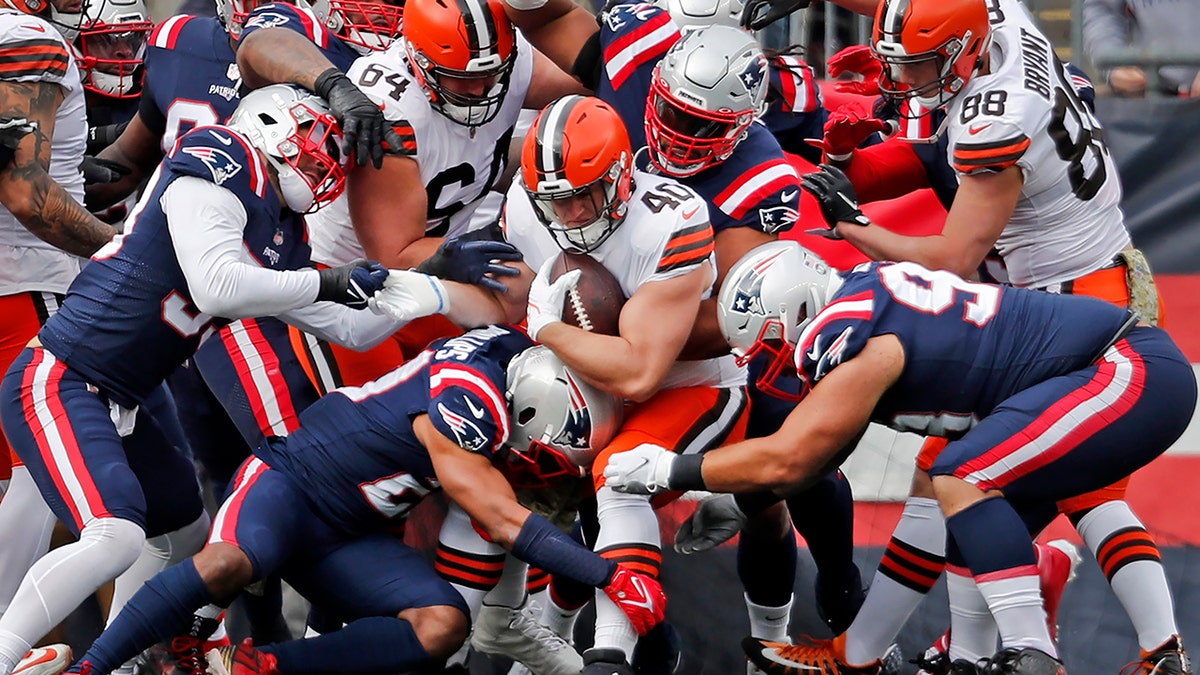 Browns' Johnny Stanton carries the ball