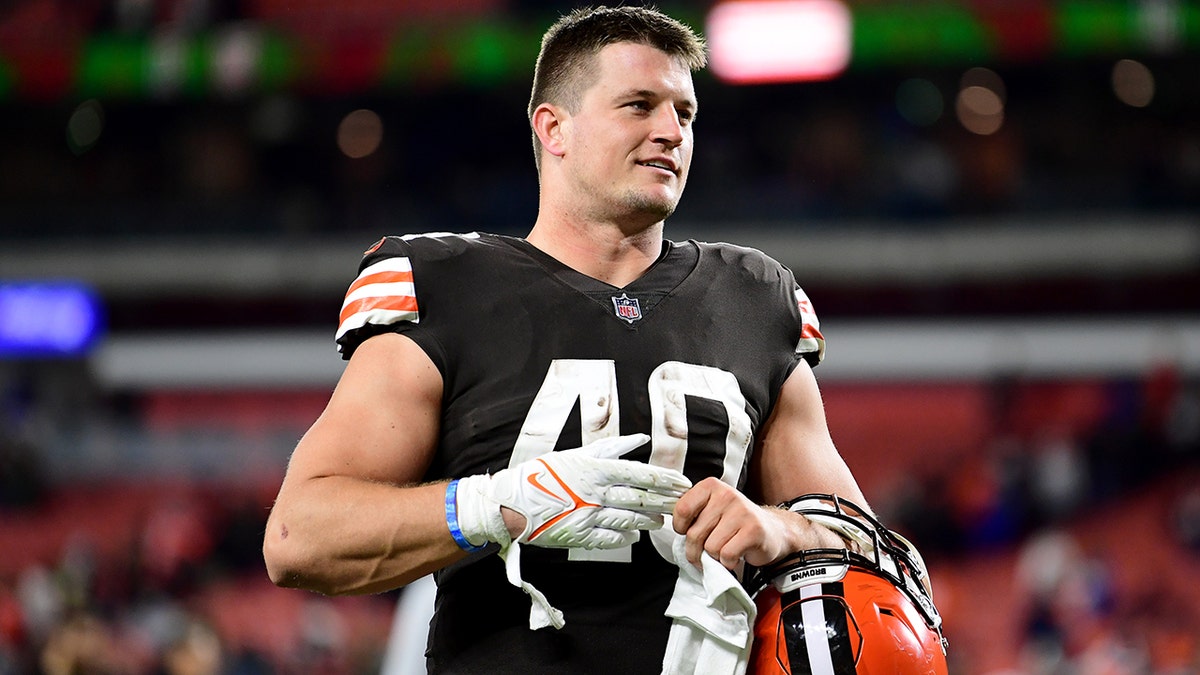 Browns' Johnny Stanton takes off his gloves