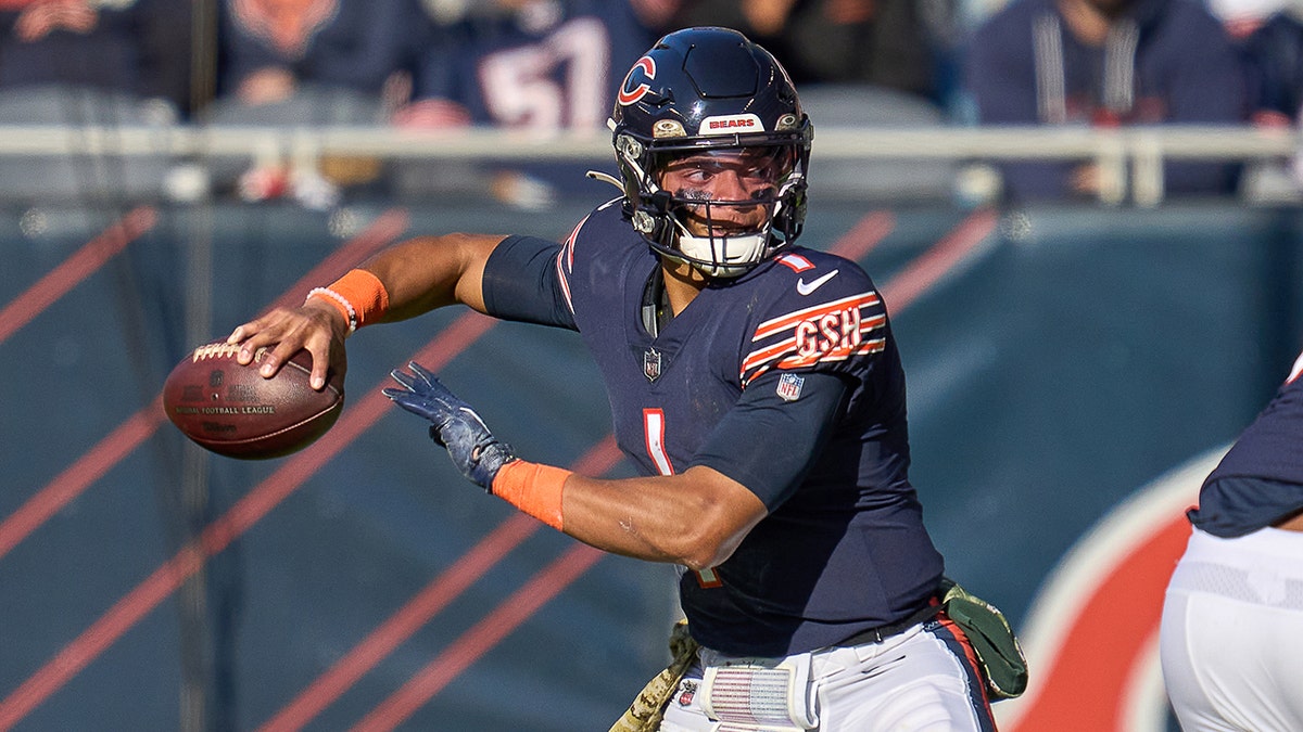 Bears' Justin Fields throws