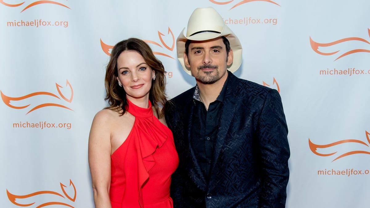 Kimberly Williams-Paisley and Brad Paisley on the red carpet 