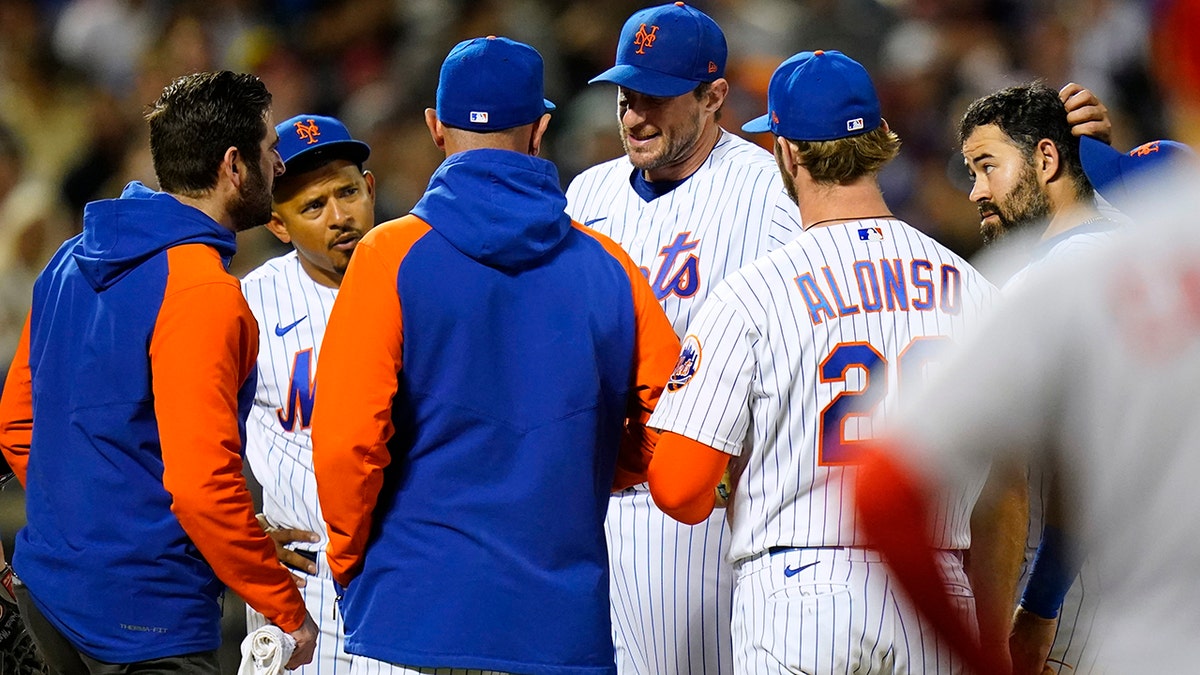 Mets' Max Scherzer gets looked at my trainers