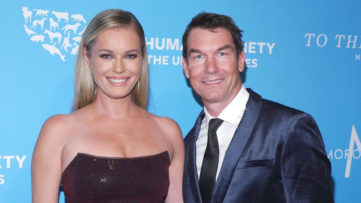 Rebecca Romijn wears strapless dress with husband Jerry OConnell on red carpet.