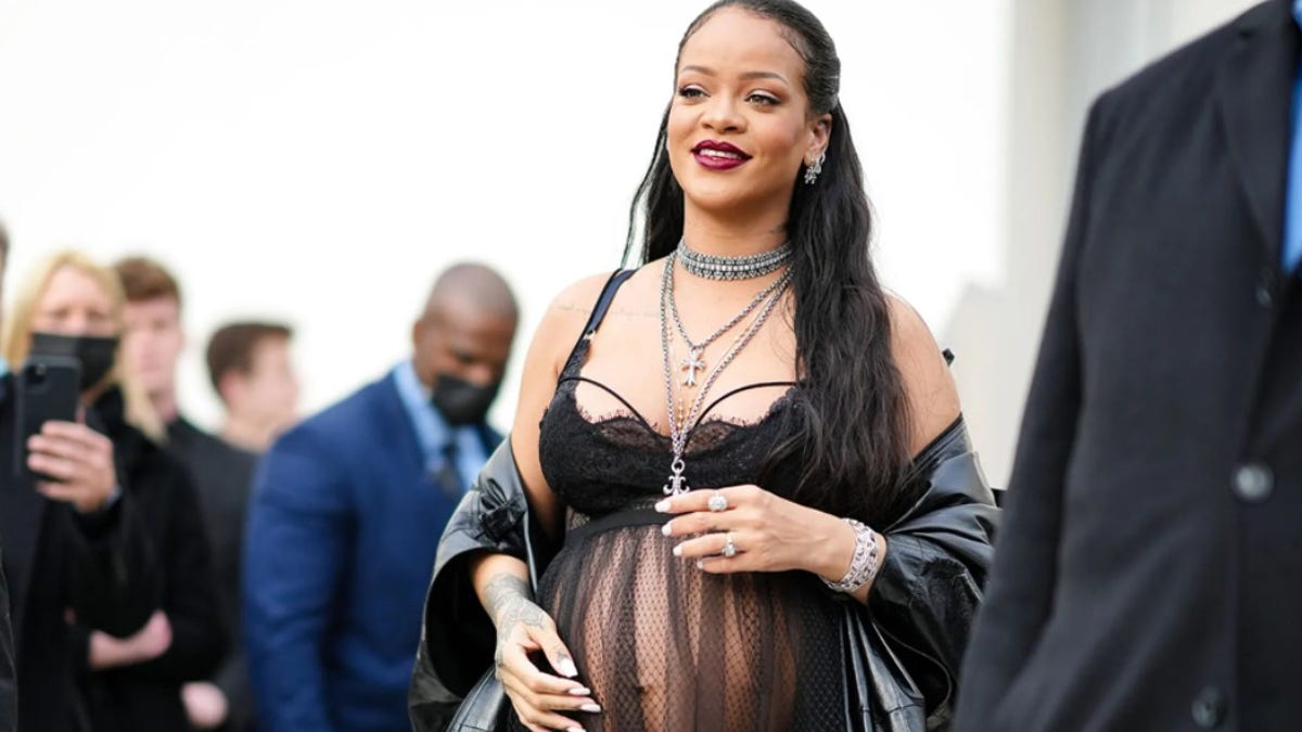 Rihanna shows off her baby bump