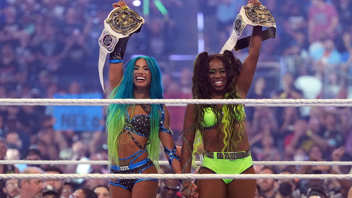 Sasha Banks Naomi tag-team champions