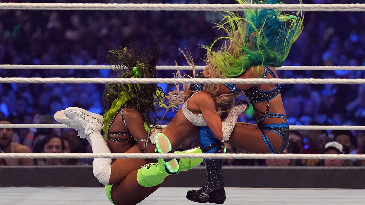 Sasha Banks Naomi WrestleMania