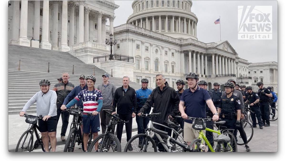 House Republicans and Capitol Police pose for a picture before the "Back The Blue Bike Tour". (Fox News Digital/Jon Michael Raasch)