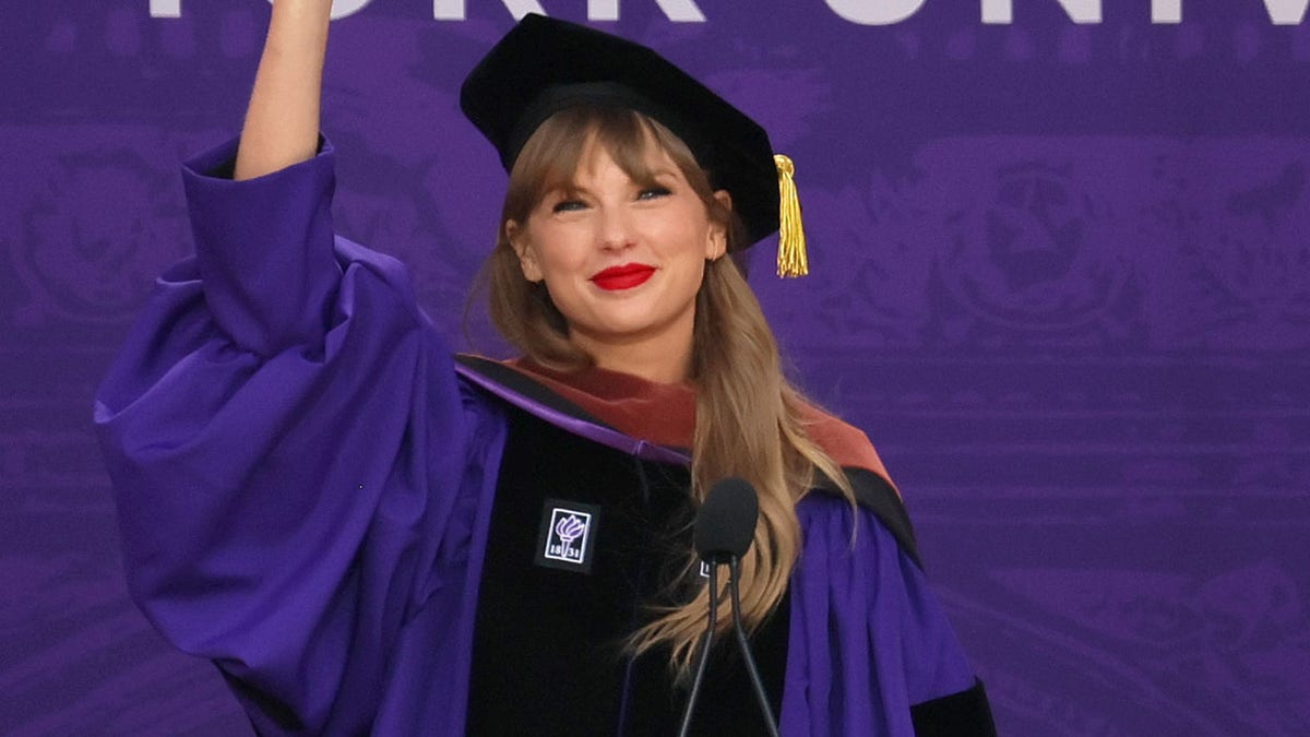 Taylor Swift receives honorary doctorate from New York University 