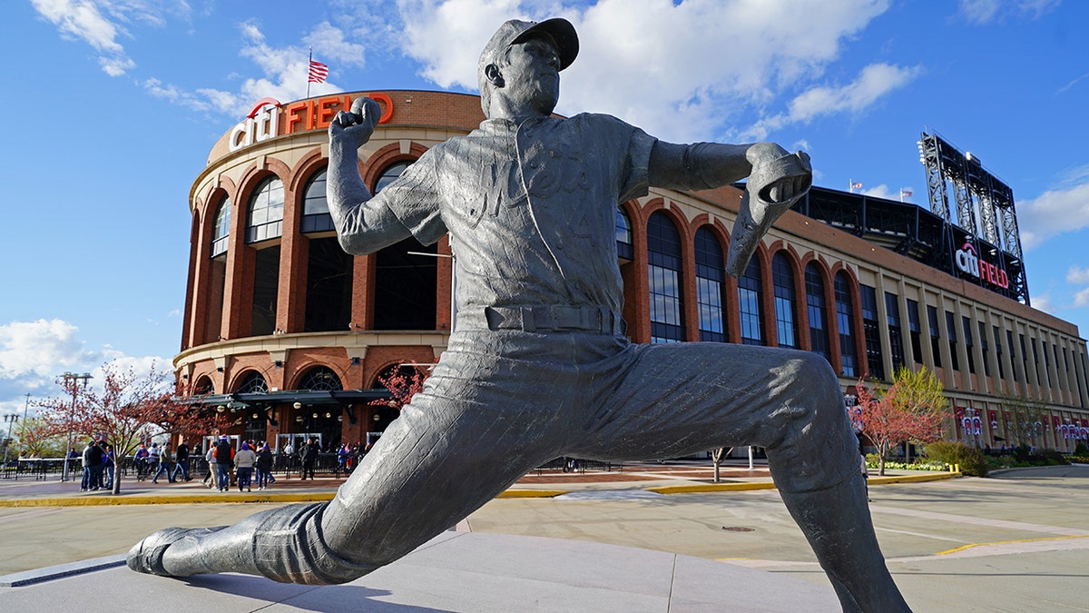 Tom Seaver statue in front of Citi Field apparently has mistake