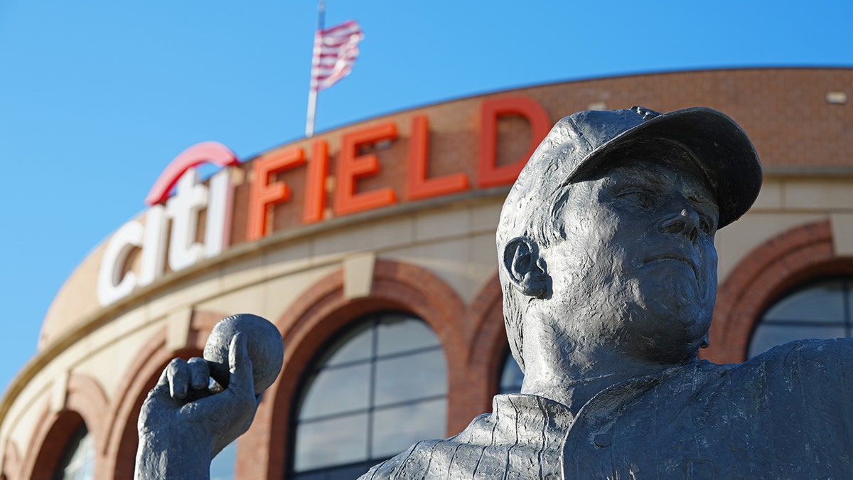 Tom Seaver statue outside Citi Field