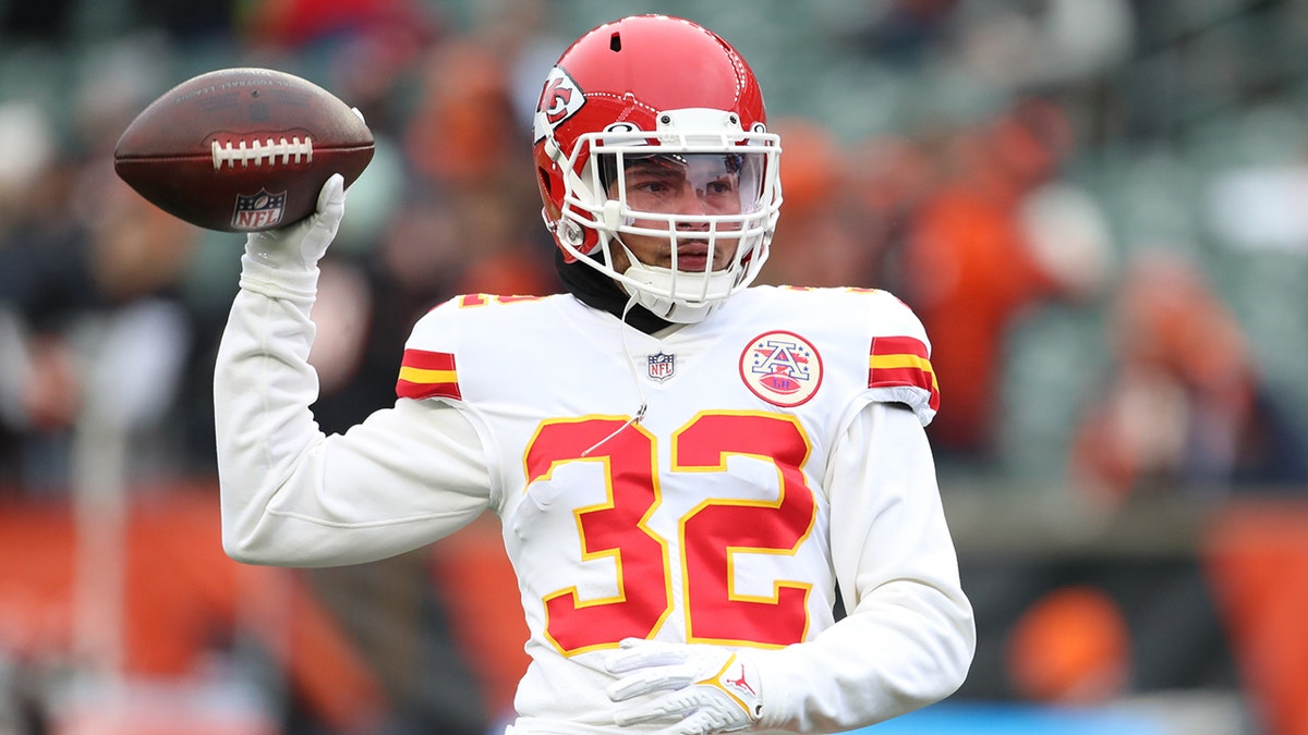 Kansas City Chiefs free safety Tyrann Mathieu (32) warms up warms up before the game against the Kansas City Chiefs and the Cincinnati Bengals on Jan. 2, 2022, at Paul Brown Stadium in Cincinnati, OH.
