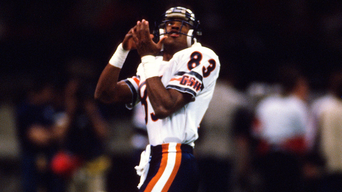 Willie Gault #83 of the Chicago Bears warms up during pregame warm ups prior to the start of Super Bowl XX against the New England Patriots on January 26, 1986 at the Louisiana Superdome in New Orleans, Louisiana.