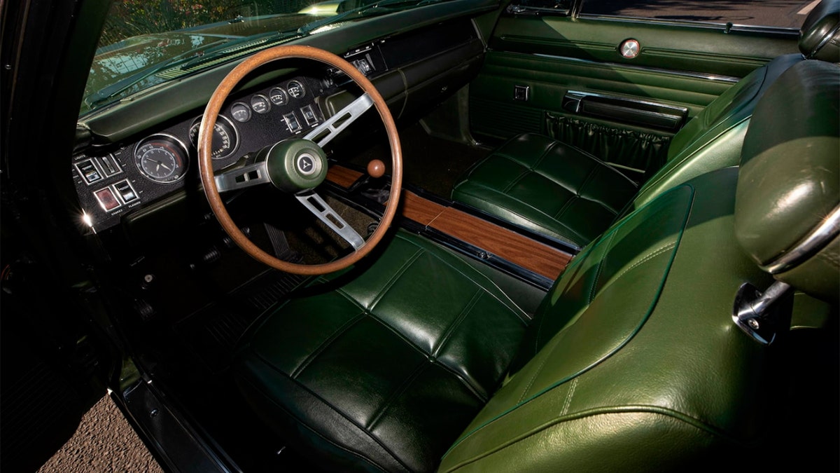 Dodge Daytona interior