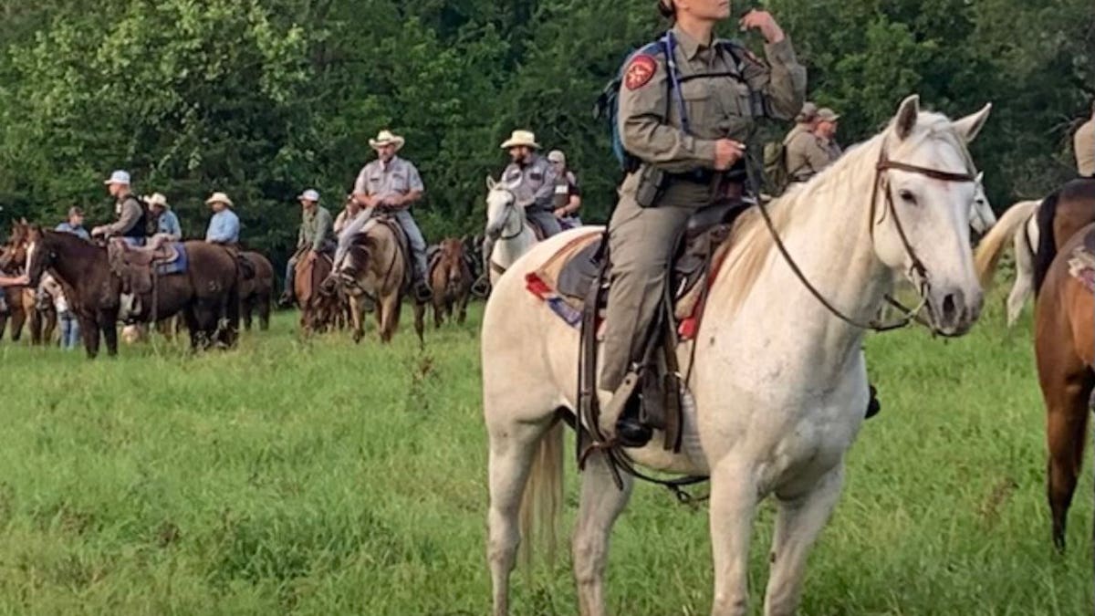 Manhunt for escaped inmate Gonzalo Lopez involves officers on horseback