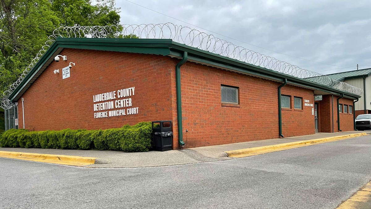 Photo shows the exterior of Lauderdale County Detention Center in Florence, Alabama, where Casey White had been transferred while awaiting trial for a 2015 murder.