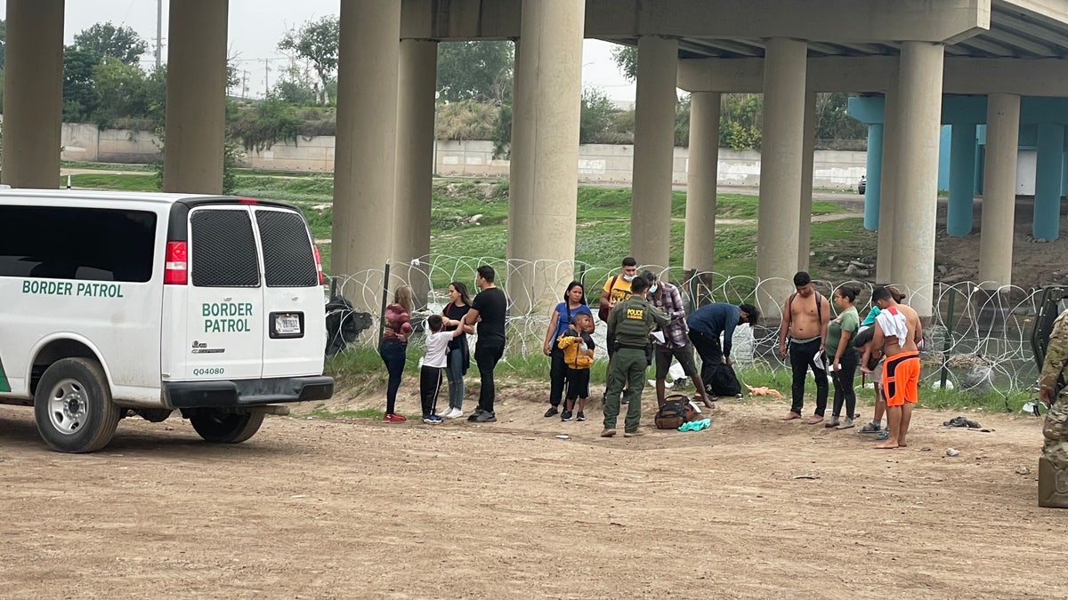 Migrants bridge