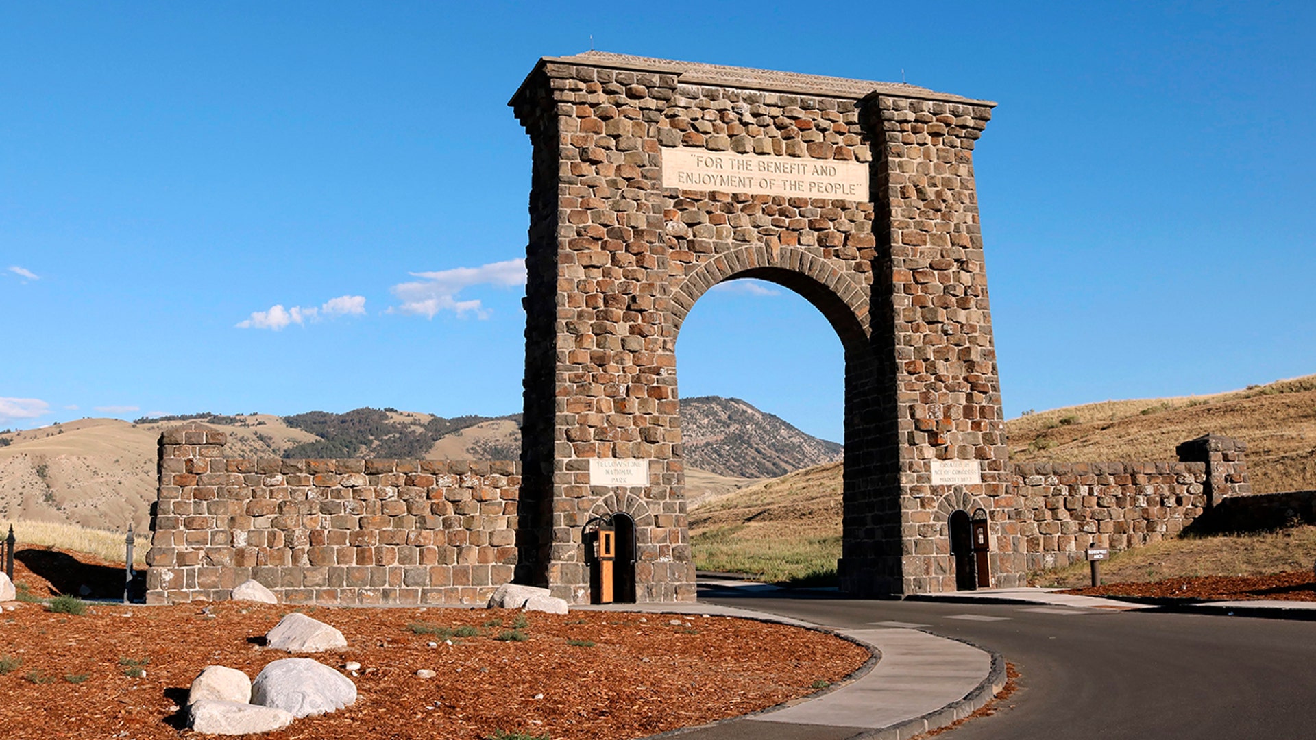 roosevelt arch yellowstone national park