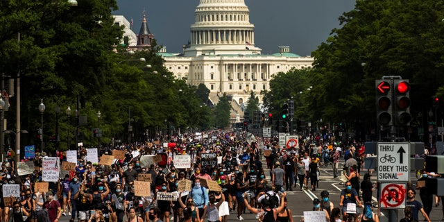 Demonstrators walk towards the White House and away from the U.S. Capitol Building during a protest against the death in Minneapolis police custody of George Floyd, en Washington, NOSOTROS., junio 6, 2020.