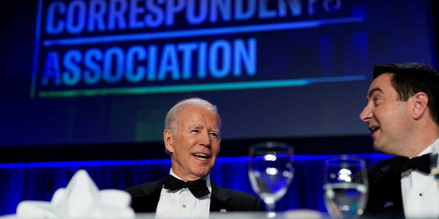 Le président américain Joe Biden et le journaliste Steven Portnoy assistent au dîner annuel de l'Association des correspondants de la Maison Blanche à Washington, États-Unis, le 30 avril 2022. REUTERS/Al Drago