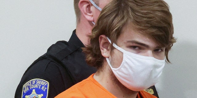 Buffalo shooting suspect, Payton S. Gendron, who is accused of killing 10 people in a live-streamed supermarket shooting in a Black neighborhood of Buffalo, is escorted in the courtroom in shackles, in Buffalo, 뉴욕, 우리., 할 수있다 19, 2022.