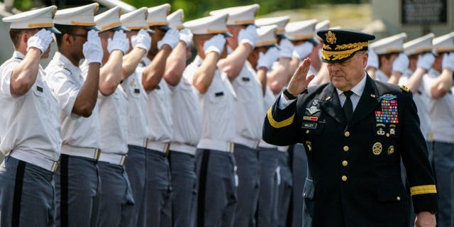 ژنرال مارک میلی، رئیس ستاد مشترک ارتش ایالات متحده، در مراسم فارغ التحصیلی کلاس 2022 آکادمی نظامی ایالات متحده در وست پوینت، نیویورک، 21 مه 2022 سلام می کند.