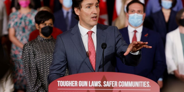 Le premier ministre du Canada Justin Trudeau, avec des représentants du gouvernement et des défenseurs du contrôle des armes à feu, prend la parole lors d'une conférence de presse sur la législation sur le contrôle des armes à feu qui a été déposée aujourd'hui à la Chambre des communes à Ottawa, Ontario, Canada le 30 mai 2022. REUTERS/Blair Gable