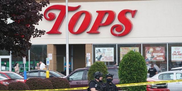 Police secure an area around a supermarket where several people were killed in a shooting, Sabato, Maggio 14, 2022 in Buffalo, N.Y. (Derek Gee/The Buffalo News via AP)