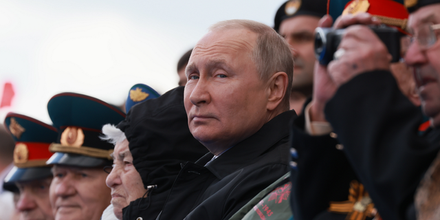 블라디미르 푸틴 러시아 대통령이 9일(현지시간) 러시아 모스크바에서 열린 제2차 세계대전 종전 77주년 전승절 열병식에서 지켜보고 있다.