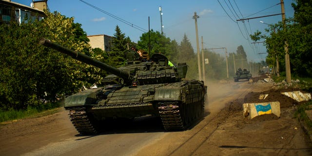 Ukrainian tanks move in Donetsk region, 乌克兰东部, 星期一, 可能 30, 2022. 