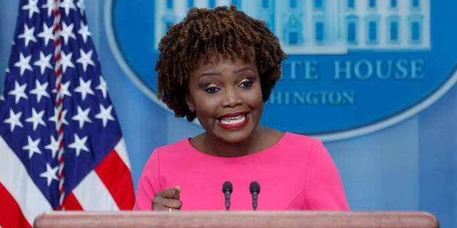 Press secretary Karine Jean-Pierre holds the daily press briefing at the White House, 할 수있다 26, 2022.
