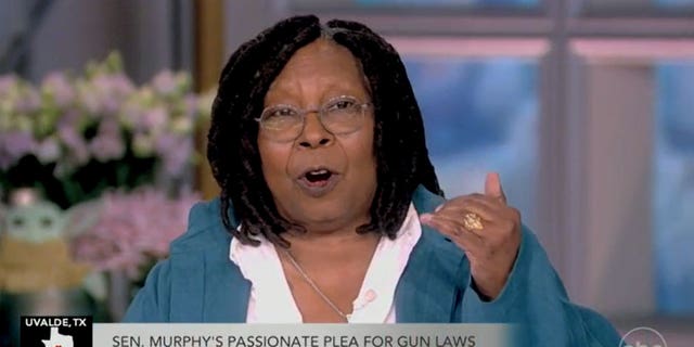 Durante il maggio 25, 2022 episodio di "La vista," co-host Whoopi Goldberg threatened to "punch somebody" if she heard more Republican "thoughts and prayers" following the school shooting in Uvalde, Texas.