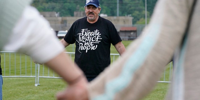 Dr. Kevin Riggs of Franklin Community Church prays with a group of capital punishment protesters on the grounds of Riverbend Maximum Security Institution before the scheduled execution of inmate Oscar Smith Thursday, April 21, 2022, in Nashville, Tenn. (AP Photo/Mark Humphrey)