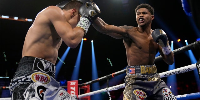 Shakur Stevenson, 正しい, throws a punch at Oscar Valdez during a WBC-WBO junior lightweight title boxing bout Saturday, 4月 30, 2022, ラスベガスで.
