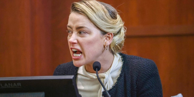 Amber Heard testemunha em 5 de maio de 2022, durante o julgamento de difamação de Johnny Depp contra a atriz.