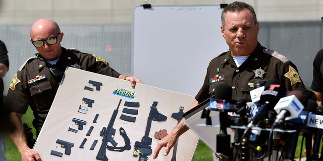 Vanderburgh County Sheriff Dave Wedding shows a photograph of the weapons that were found in the possession of fugitives Casey White and Vicky White following their capture during a press conference in Evansville, Ind., martes, Mayo 10, 2022. 