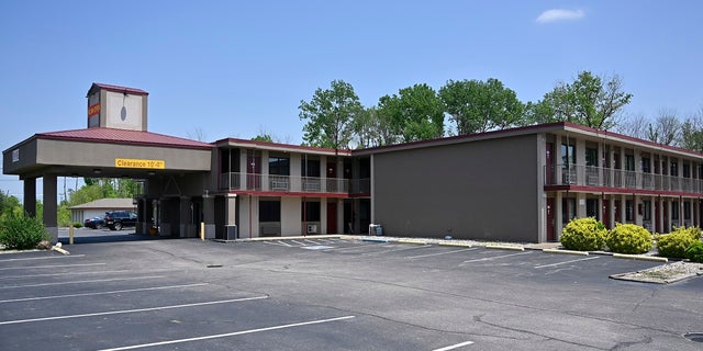 Exterior of the Motel 41 where fugitives Casey White and Vicky White were reportedly staying in Evansville, Ind., martedì, Maggio 10, 2022. 