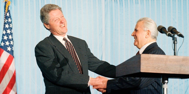 FU.S. President Bill Clinton and Ukrainian President Leonid Kravchuk shake hands following their press conference at Kyiv's airport, 一月. 12, 1994.